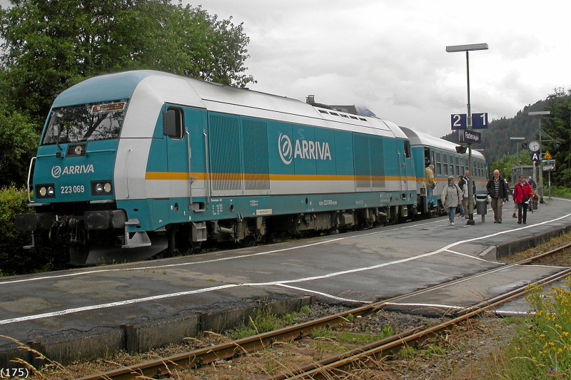 Bahn 175.jpg - Der Allgäu Express ALX 39961 Oberstdorf - München bespannt mit Lok 223 069 beim Halt in Fischen.